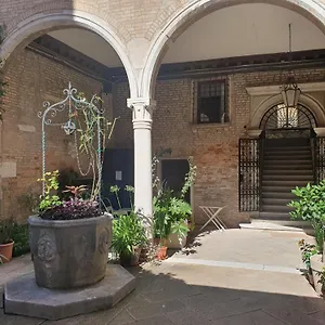 Al Mezzanino, Palazzo Torniello Venice
